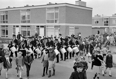 127325 Afbeelding van de parade van het muziekkorps St.-Caecilia op de Hogenhorstdreef te Utrecht, ter gelegenheid van ...